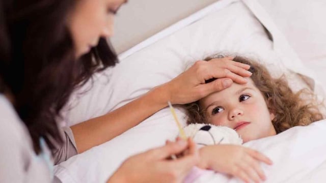 La fiebre es uno de los síntomas que suelen diferenciar la Gripe de Coronavirus. Imagen ilustrativa de niña con gripe.