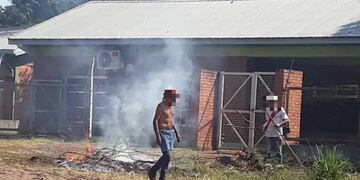 Quemaban basura frente a una escuela y los vecinos los denunciaron.