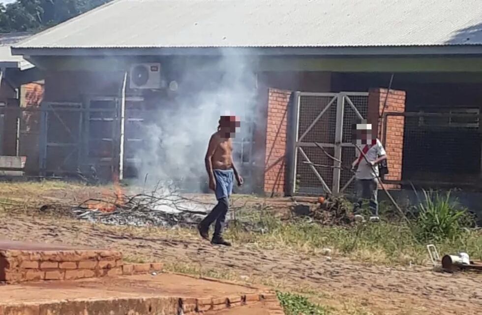 Quemaban basura frente a una escuela y los vecinos los denunciaron