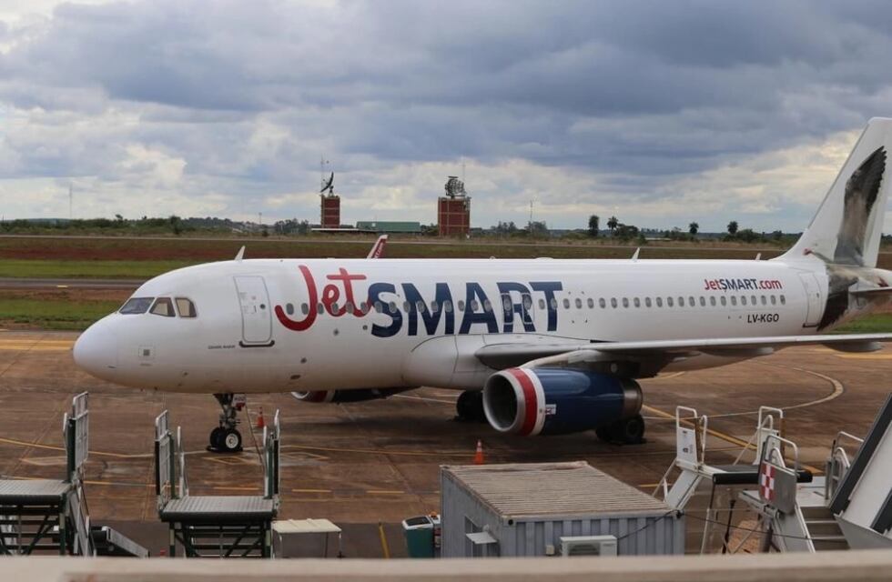Pasajeros quedan atrapados dentro de un avión en el aeropuerto de Posadas