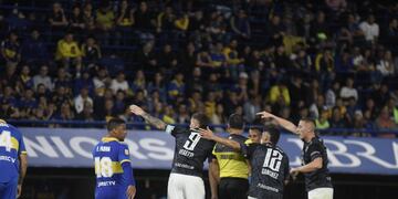Belgrano, a puro reclamo contra Fernando Espinoza en el traspié con Boca (Federico López Claro / La Voz).
