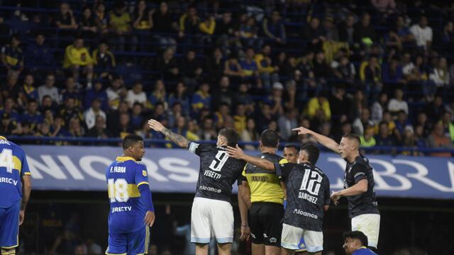 Belgrano, a puro reclamo contra Fernando Espinoza en el traspié con Boca (Federico López Claro / La Voz).