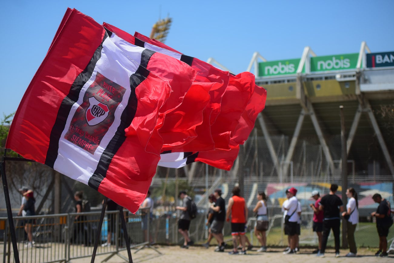 30 mil entradas vendidas para River-Independiente (R), la segunda semifinal de Copa Argentina, en el Kempes. (Nicolás Bravo / La Voz)