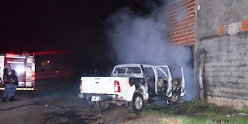 Incendiaron de manera intencional una camioneta Toyota Hilux