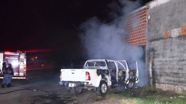 Incendiaron de manera intencional una camioneta Toyota Hilux