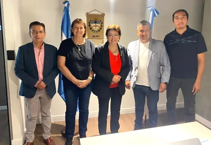 La ministra Isolda Calsina (al centro) recibió a los impulsores de una exposición nacional sobre higiene y seguridad laboral a realizarse en Jujuy en 2026.
