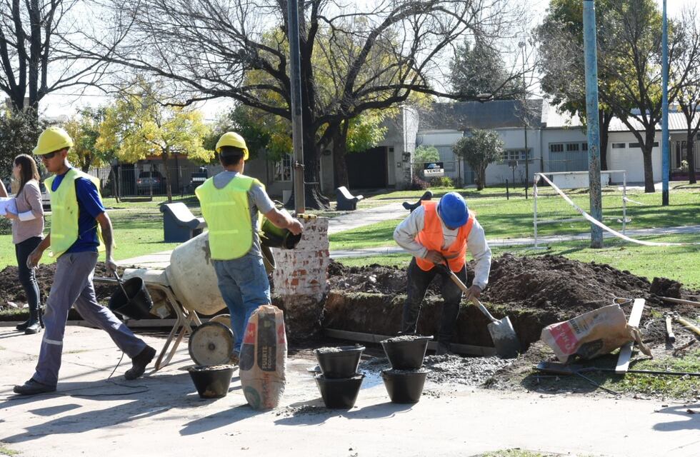 Recorrida por las obras en la plaza del barrio Martín Fierro