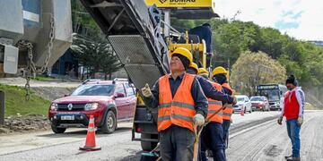 Avanzan los trabajos de recuperación vial en la avenida Héroes de Malvinas y Alem