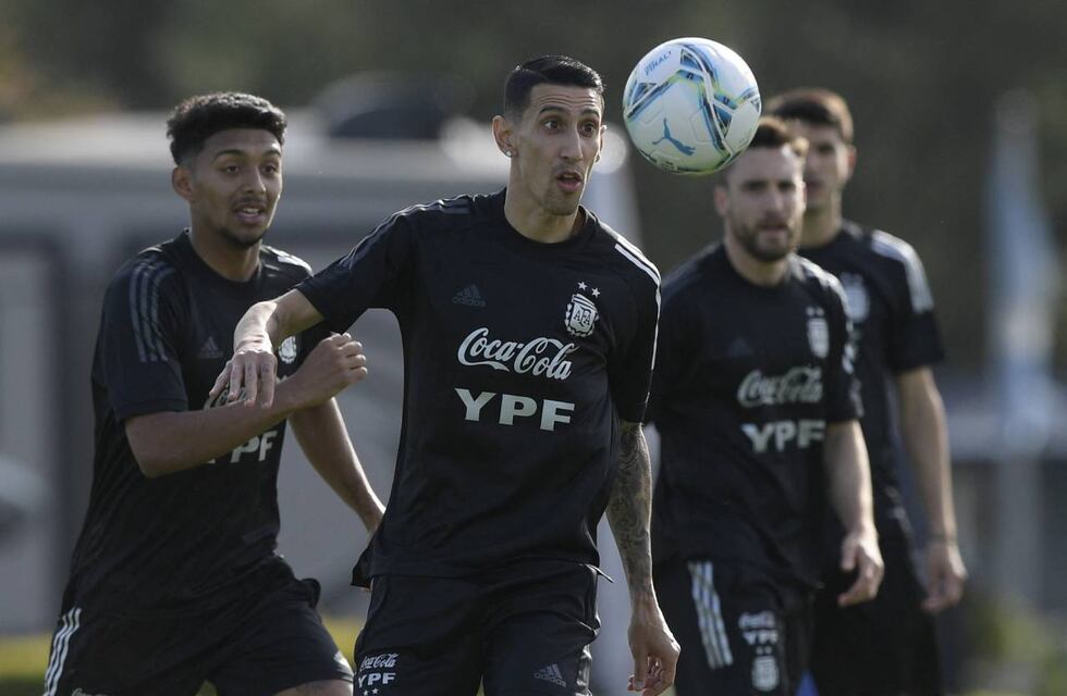 Amigo de Ángel Di María sorprendió con su asombrosa colección de camisetas