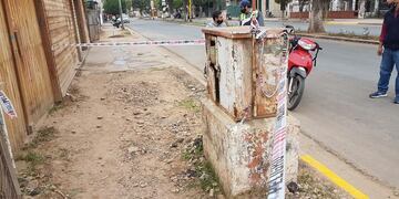 Hizo pis en una caja de luz y dejó sin luz a los vecinos.