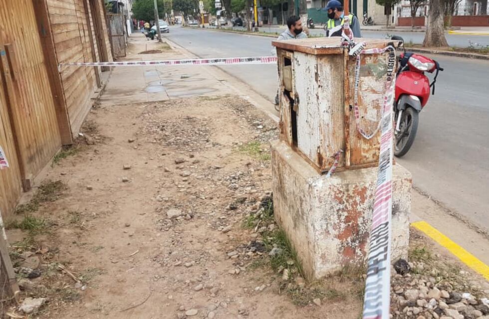 Hizo pis en una caja de electricidad: explotó todo y dejó sin luz a los vecinos