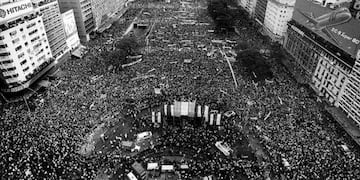 Imagen histórica de la vuelta de la Democracia en la Argentina.