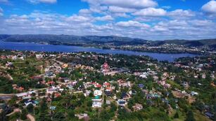 Villa Carlos Paz desde lo alto, en una jornada con nubosidad variable.