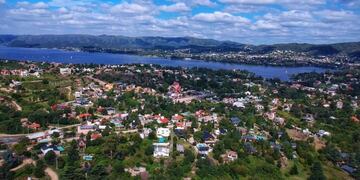 Villa Carlos Paz desde lo alto, en una jornada con nubosidad variable.