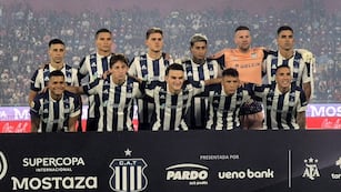 La “T” festeja su segundo título en las grandes ligas, esta vez ante River y por penales, en una final que quedará grabada para siempre en los corazones albiazules. El plantel llegó a Córdoba en plena madrugada. (@CATalleresdecba)