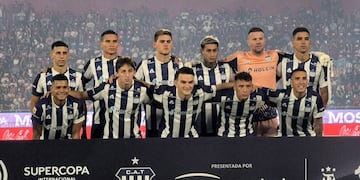 La “T” festeja su segundo título en las grandes ligas, esta vez ante River y por penales, en una final que quedará grabada para siempre en los corazones albiazules. El plantel llegó a Córdoba en plena madrugada. (@CATalleresdecba)