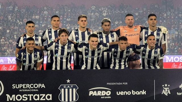 La “T” festeja su segundo título en las grandes ligas, esta vez ante River y por penales, en una final que quedará grabada para siempre en los corazones albiazules. El plantel llegó a Córdoba en plena madrugada. (@CATalleresdecba)