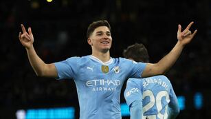 Julián Álvarez sigue sorprendiendo fuera de las canchas. (Prensa Premier League)