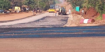 Continúan las obras de asfaltado sobre la avenida Córdoba en Eldorado.