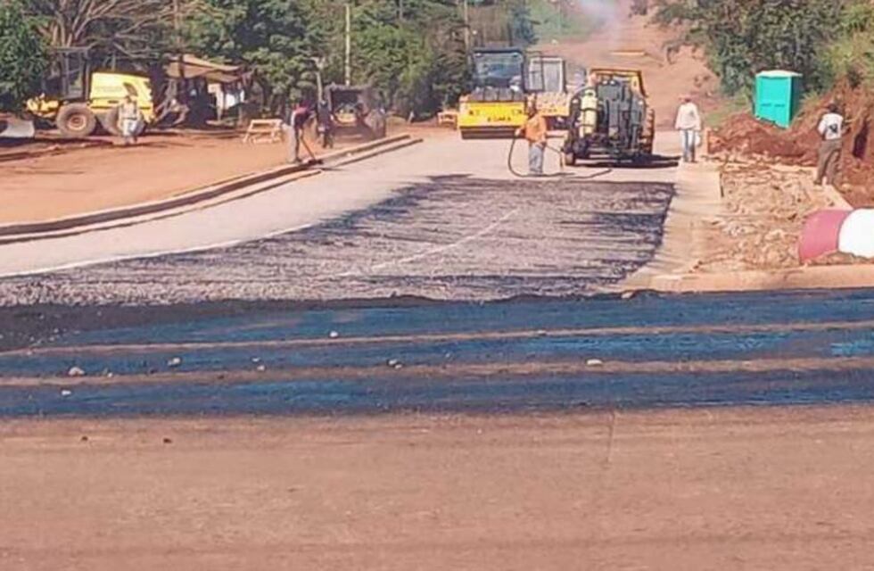 Continúan las obras de asfaltado sobre la avenida Córdoba en Eldorado