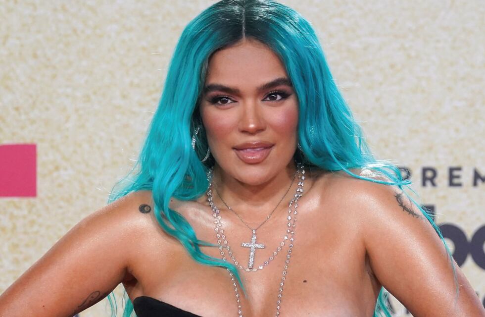 Karol G se sumó a la tendencia del corset con un body blanco: “Baby”