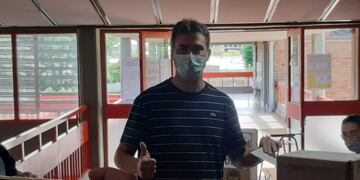 Delvis Bodoira, votando en la escuela Mitre