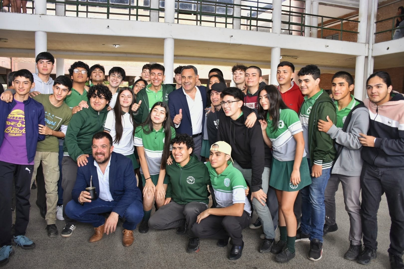 Alumnos juntos al ministro de Gobierno y Justicia, Regino Amado.