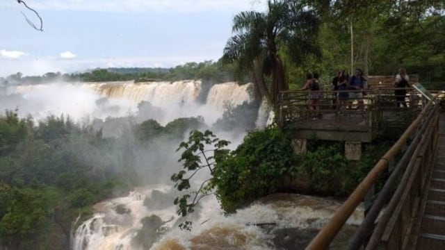Las Cataratas del Iguazú deslumbran con un caudal extraordinario.