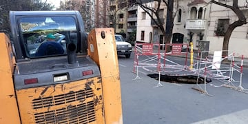 El imponente bache se encuentra sobre calle Paraná, en pleno Nueva Córdoba.