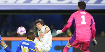 La jugada del penal: Malcorra intentó patear al arco, pero la pelota dio en la mano de Advíncula y el árbitro cobró penal. Después apareció Rossi para atajarlo.