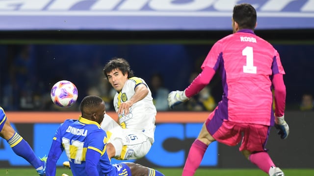 La jugada del penal: Malcorra intentó patear al arco, pero la pelota dio en la mano de Advíncula y el árbitro cobró penal. Después apareció Rossi para atajarlo.