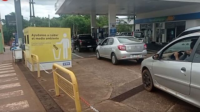 Largas filas para cargar combustible en Puerto Iguazú.