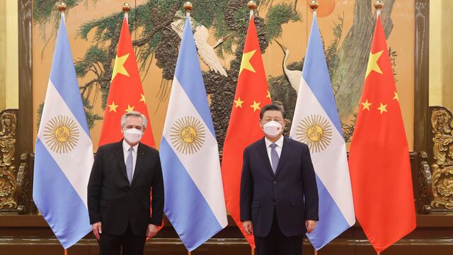 El presidente de Argentina, Alberto Fernández, junto al presidente de China, Xi Jinping, en febrero de 2022.