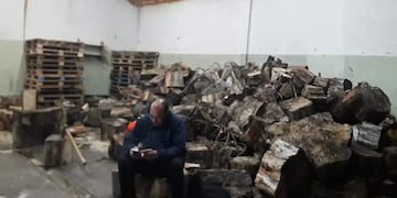 Los propios integrantes del grupo solidario hachan leña para poder repartir a las familias.