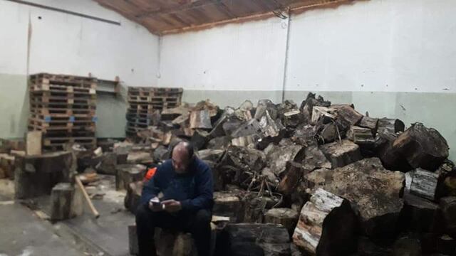 Los propios integrantes del grupo solidario hachan leña para poder repartir a las familias.