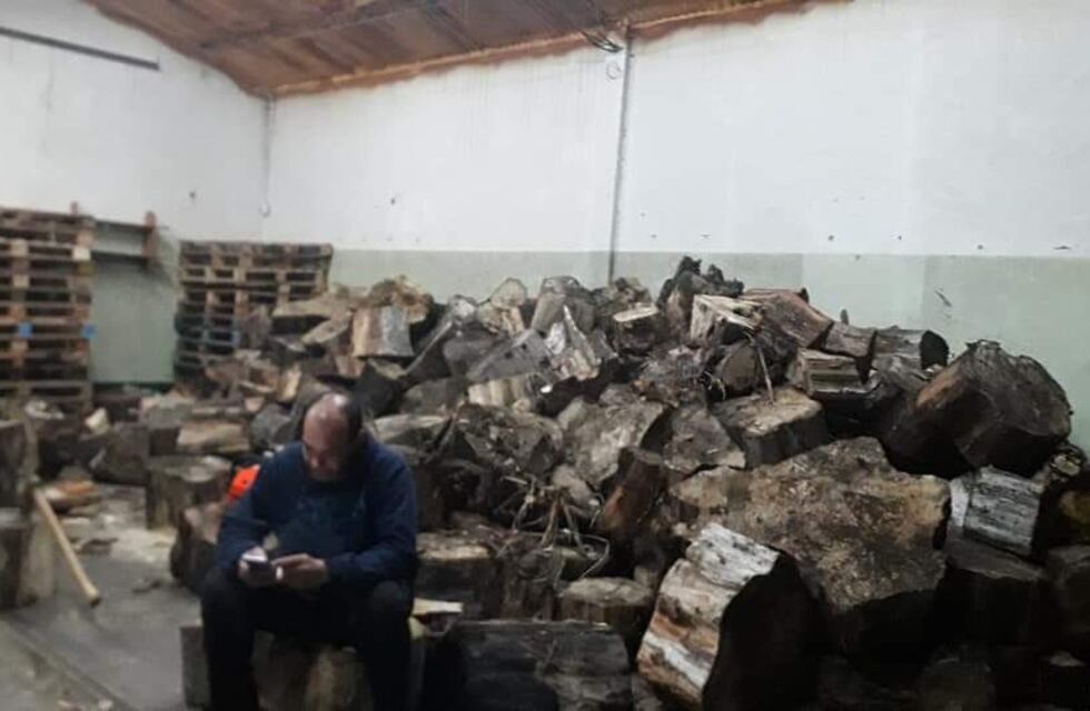 El grupo solidario “Manos de Esperanza” reparte leña a vecinos para calefaccionarse