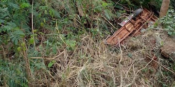 Una camioneta cayó en un arroyo en Puerto Iguazú tras un despiste, el conductor salió ileso