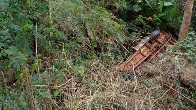 Una camioneta cayó en un arroyo en Puerto Iguazú tras un despiste, el conductor salió ileso