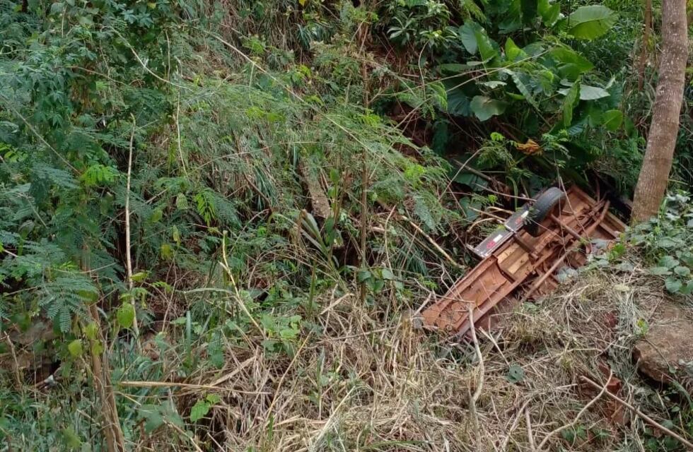 Una camioneta cayó en un arroyo en Puerto Iguazú tras un despiste, el conductor salió ileso