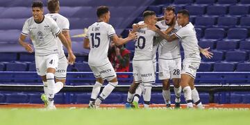 Todos los abrazos para el Perro Auzqui, un ex River que gritó gol en la Boca.