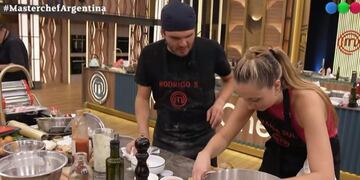 Rodrigo Salcedo recibió ayuda para terminar su plato de empanadas.