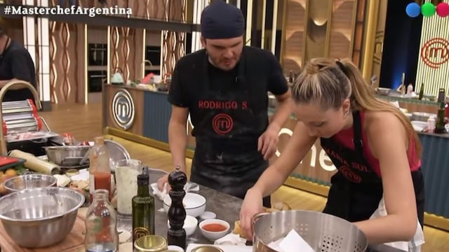 Rodrigo Salcedo recibió ayuda para terminar su plato de empanadas.