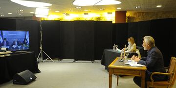 El gobernador puntano fue participe de la reunión virtual donde se analizaron posibles medidas por el aumento de casos. / Foto ANSL.