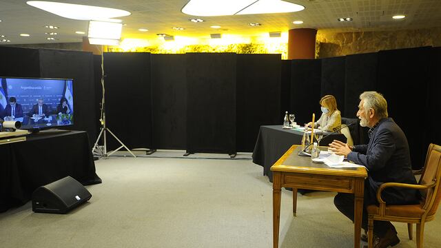 El gobernador puntano fue participe de la reunión virtual donde se analizaron posibles medidas por el aumento de casos. / Foto ANSL.