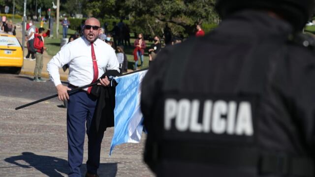 Una agrupación negacionista del coronavirus se enfrentó a la Policía de Rosario en el Monumento a la Bandera. Gentileza rosario3.