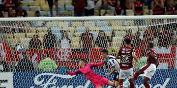 Héctor Fértoli y su golazo para el 2 a 1 de Talleres ante Flamengo. (AP Photo/Bruna Prado).