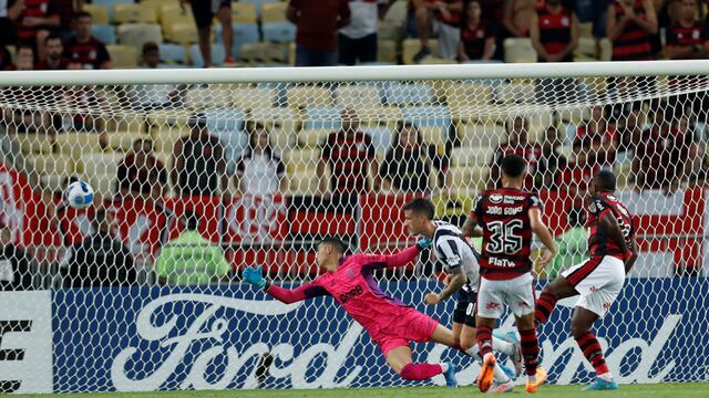 Héctor Fértoli y su golazo para el 2 a 1 de Talleres ante Flamengo. (AP Photo/Bruna Prado).