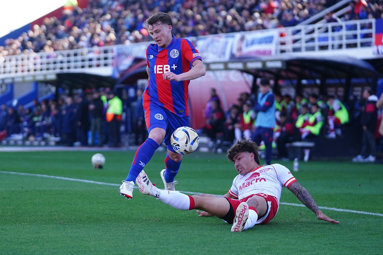 Instituto en su partido ante San Lorenzo. (Clarin / Marcelo Carroll).
