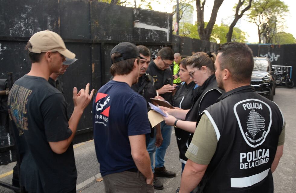 Taylor Swift en Argentina: el influencer que reunió a los Spiderman en el Obelisco falsificó una acreditación y fue detenido