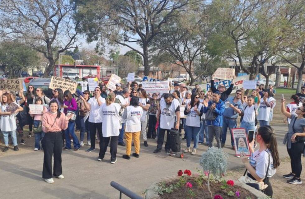 Fuerte protesta de los docentes entrerrianos contra de Milei y Frigerio